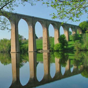 Hotel Du Viaduc Le Vigeant Exteriör bild